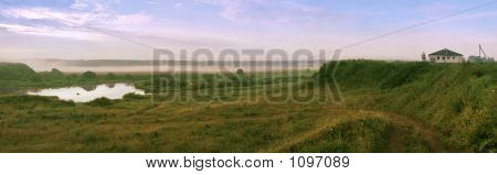 Matutinal rustikale Landschaft mit Fluss-Typ auf Holz und Misty