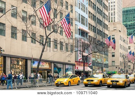 New York - December 22, 2013: Yellow Taxicabs And American Flags On The 5Th Avenue