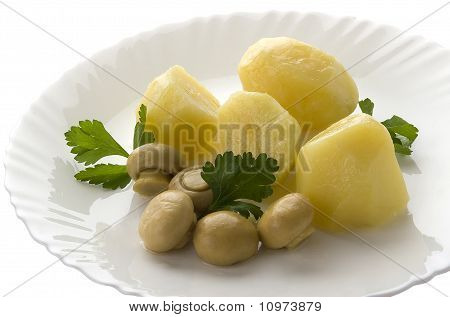 Kokt potatis med svamp