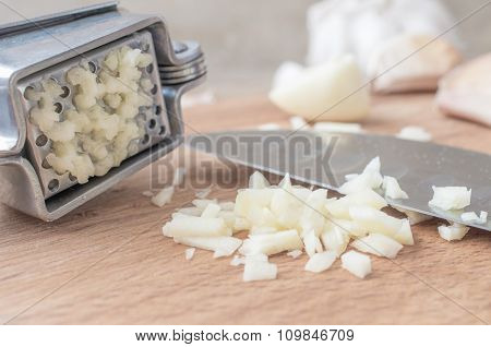 Chopped Garlic Or Garlic Press