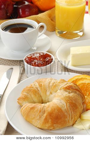 Кофе и круассан