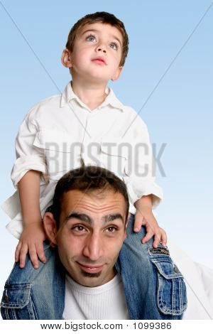 Niño sentado sobre los hombros del padre