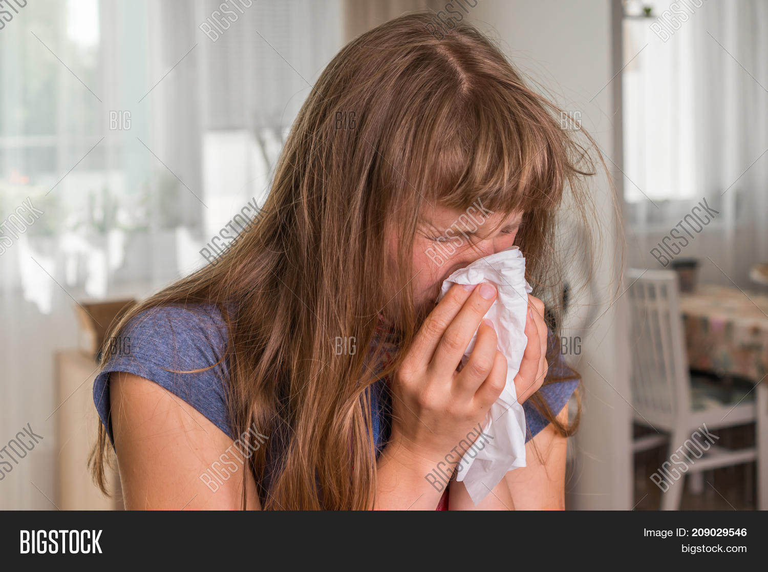 плачущая от счастья девушка. плачет платочек. плачет платочек. плачущая женщина на улице размазанная косметика. пожилая женщина плачет.