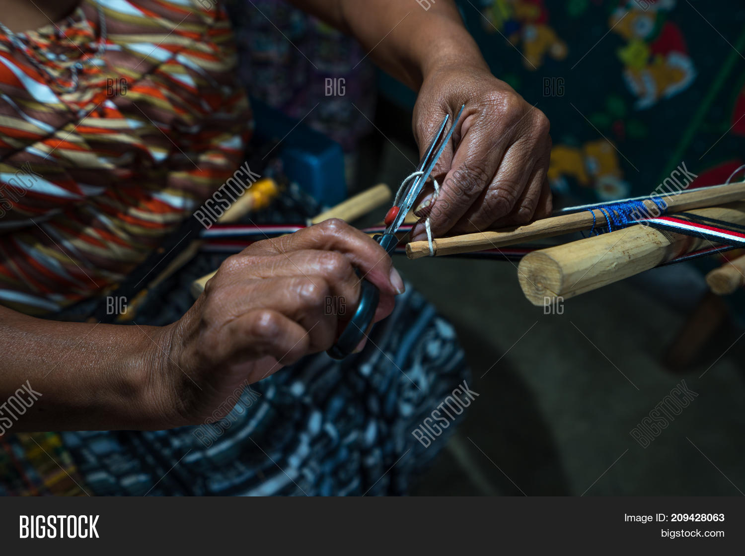 Рука ремесленника. Ремесленник по дереву. Лепка из глины на гончарном круге. Рука ремесленника. Гончарная мастерская для детей.