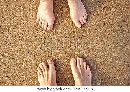 เท้าของคู่ที่ชายหาด