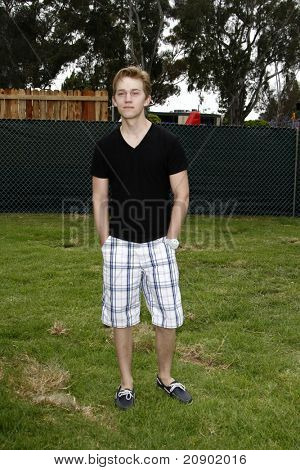 LOS ANGELES - kesä 12: Jason Dolley saapuu kahdeskymmenestoinen vuotuinen Time for Heroes Celebrity piknik