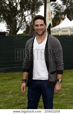 ลอสแองเจลิส - 12 jun: Brandon Barash 22 ประจำปี 'เวลาสำหรับฮีโร่' ดาราปิกนิก