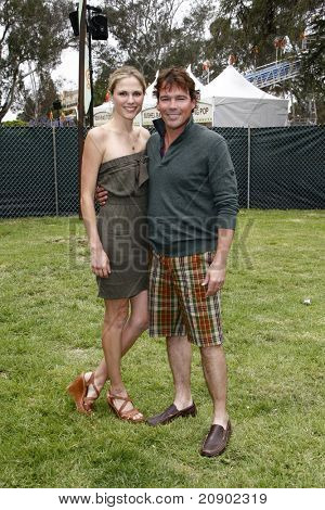 LOS ANGELES - JUN 12: Clay Walker, manželka Jessica na 22 roční 'Čas pro Heroes' Celeb