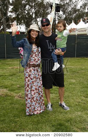 LOS ANGELES - JUN 12: Constance Marie, Kent Katich, datter Luna Marie ankommer den 22 årlige