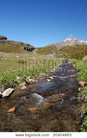 Fiume di montagna alpina