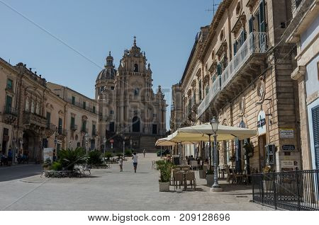 Ragusa, Italia - September 2, 2017: The baroque Saint George cathedral of Modica and Duomo square in the province of Ragusa in Sicily in Italy