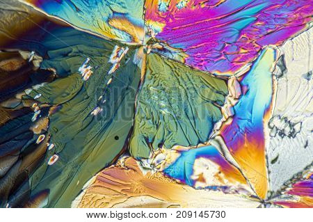 microscopic shot showing crystals of liqueur in polarised light