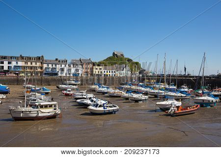 ILFRACOMBE, DEVON, ENGLAND, UK-MAY 8TH 2017: Beautiful spring sunshine and clear blue skies were enjoyed by visitors to Ilfracombe harbour, Devon, on Monday 8th May 2017