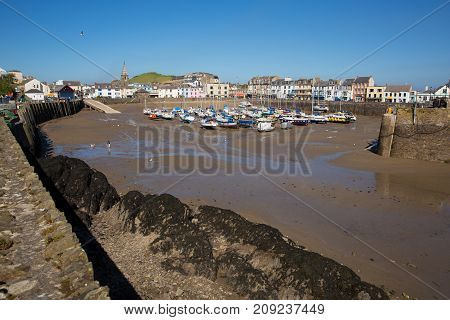 ILFRACOMBE, DEVON, ENGLAND, UK-MAY 8TH 2017: Beautiful spring sunshine and clear blue skies were enjoyed by visitors to Ilfracombe harbour, Devon, on Monday 8th May 2017