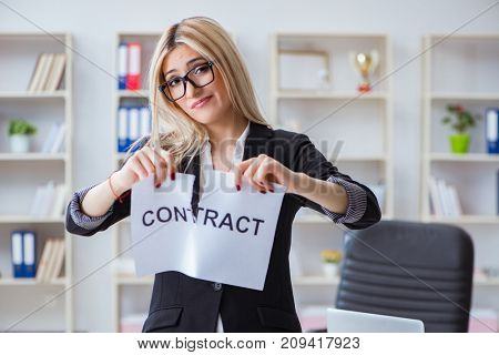Young businesswoman with message in the office