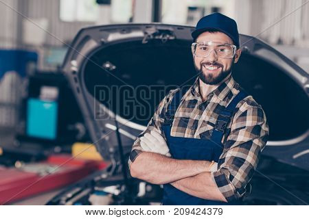 Attractive Caucasian Expert Mechanic At Work Shop, Standing With His Arms Crossed, In Special Safety