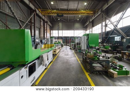 A long shop of a factory for the production of metalworking machines.
