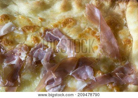 pizza with cooked ham and mozzarella called al crostino