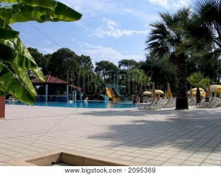 Przy basenie z parku wodnego Tropical