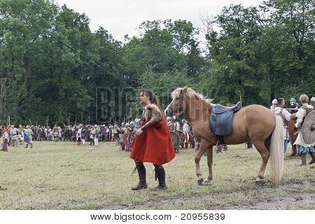 Weibliche Viking mit ihrem Pferd