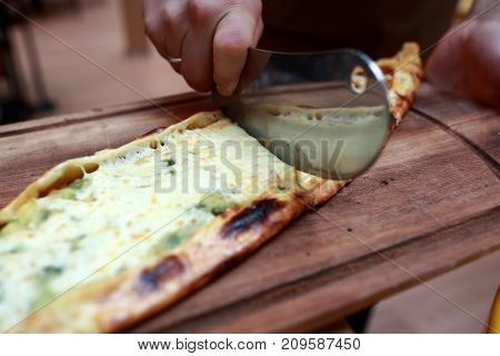 Chef Cutting Sebzeli Pide