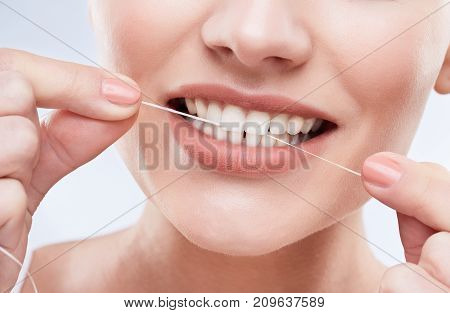 Cleaning Teeth With Tooth Thread