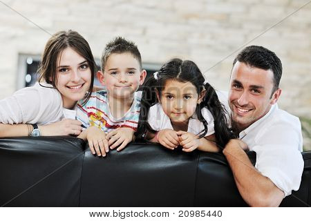 felice giovane famiglia relax e divertimento a indooor casa moderna