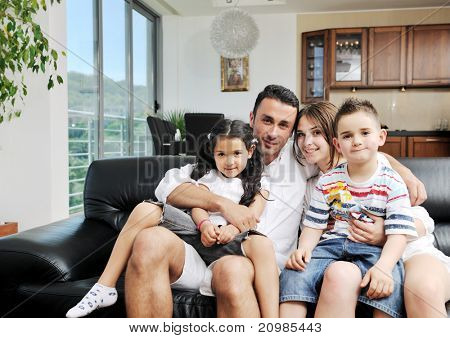 felice giovane famiglia relax e divertimento a indooor casa moderna