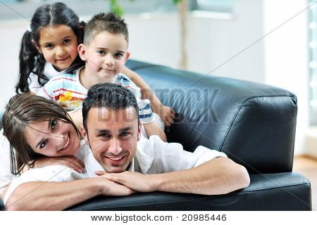 felice giovane famiglia relax e divertimento a indooor casa moderna
