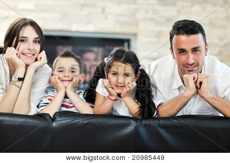 felice giovane famiglia relax e divertimento a indooor casa moderna