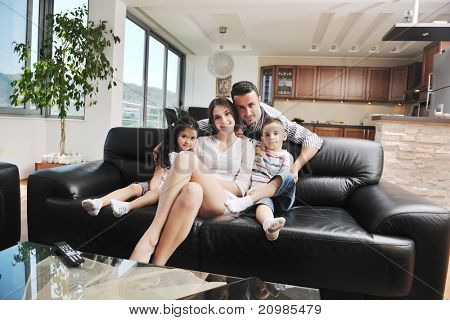 felice giovane famiglia relax e divertimento a indooor casa moderna