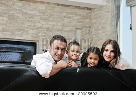 felice giovane famiglia relax e divertimento a indooor casa moderna