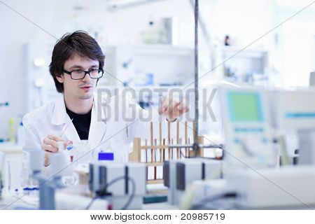 jungen männlichen Forscher wissenschaftlicher Forschung in ein Labor (shallow Dof; Farbe getönt)-youn