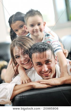 felice giovane famiglia relax e divertimento a indooor casa moderna