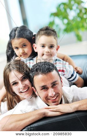 felice giovane famiglia relax e divertimento a indooor casa moderna