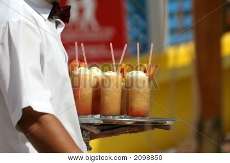 Cameriere con cocktail di frutta