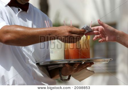 Cameriere con cocktail di frutta