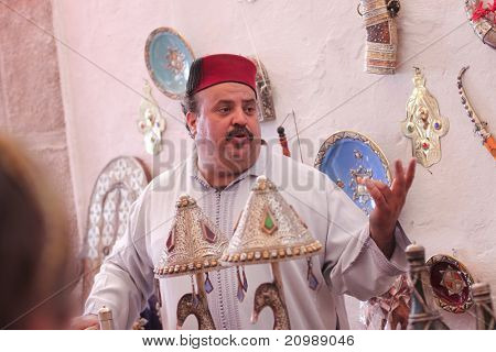 MERTOLA, Portugalsko - 21. května: Festival Islamico de Mertola (islámské fair) muži prodávat některé tradiční