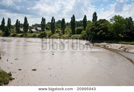 Fiume fondo viscido e banca dopo l'alluvione di acqua