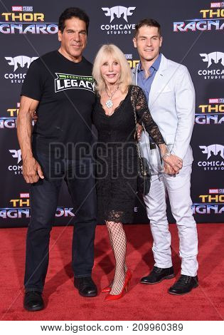 LOS ANGELES - OCT 10:  Lou Ferrigno, Carla Ferrigno and Lou Ferrigno Jr. arrives for the 