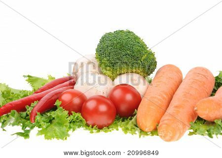 Ensalada de zanahoria Musrooms pimienta aislado sobre fondo blanco