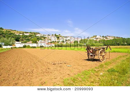 Landbrugsareal med hånd vogn med udsigt over Aljezur i Portugal
