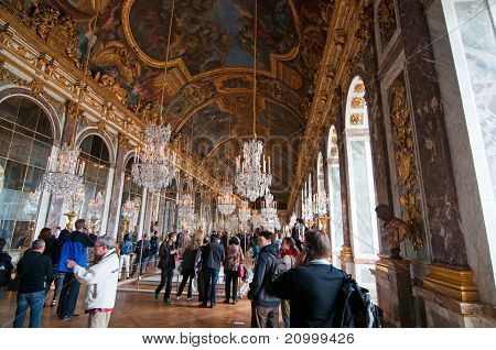 Folle di turisti visita la Reggia di Versailles