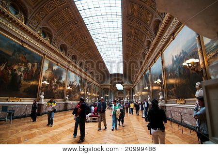 Folle di turisti visita la Reggia di Versailles e la Galleria delle battaglie