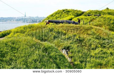ปืนรัสเซียเก่าใน Suomenlinna Sveaborg เฮลซิงกิฟินแลนด์
