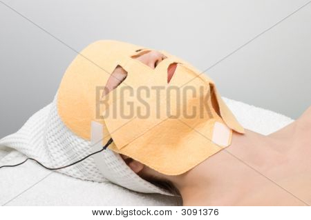 Serie di cura del corpo. Maschera facciale elettroforesi procedura