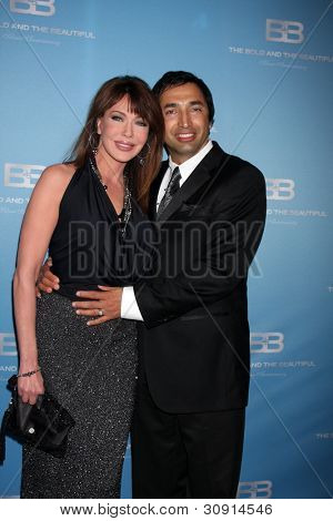 LOS ANGELES - MAR 10: Hunter Tylo; Gersson Archila ankommer til fed og smukke 25 Anniversa