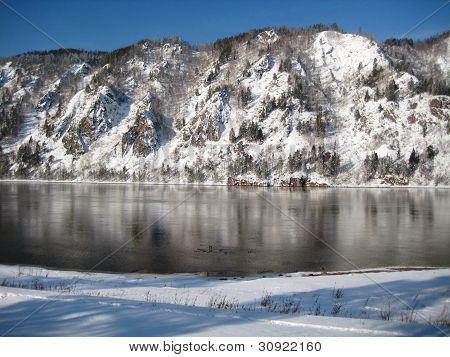 Montagne riflettono nel fiume Yenisei