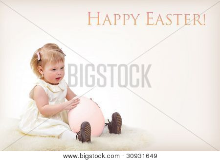 Søde baby pige med store easter egg