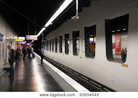 Paris Metro İstasyonu
